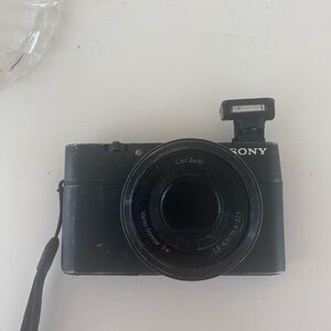 Sony Cybershot DSC RX 100- FOR PARTS, NOT WORKING